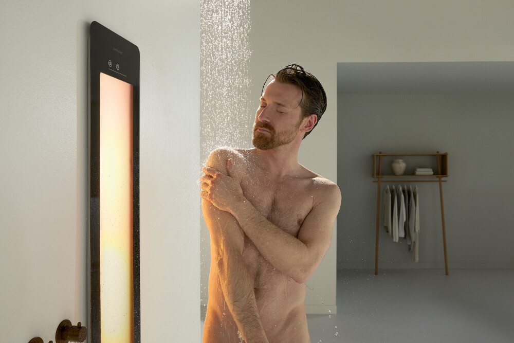 Sunshower ONEPLUS_L_Black_model_halfbody_IR_02_0211