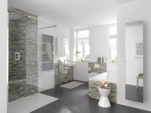 Badezimmer in Naturstein,-champagner