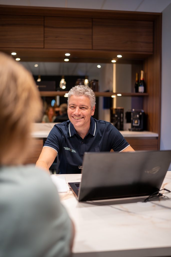 Badkameradviseur van Sanidrõme Het Badhuis Scheemda in gesprek met klant tijdens persoonlijk adviesgesprek.