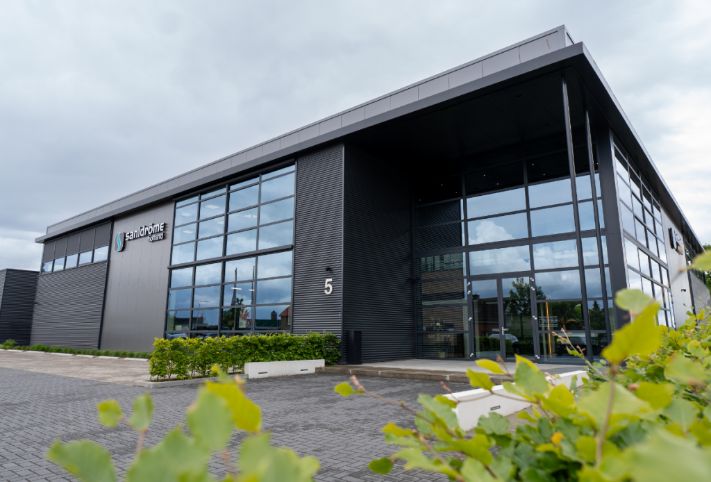 Vooraanzicht van Sanidrõme Hofland in Woudenberg met moderne glazen gevel