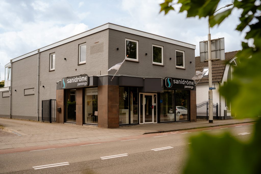 Vooraanzicht van Sanidrõme Pennings in Boxmeer – badkamershowroom en specialist in sanitair en installatie.