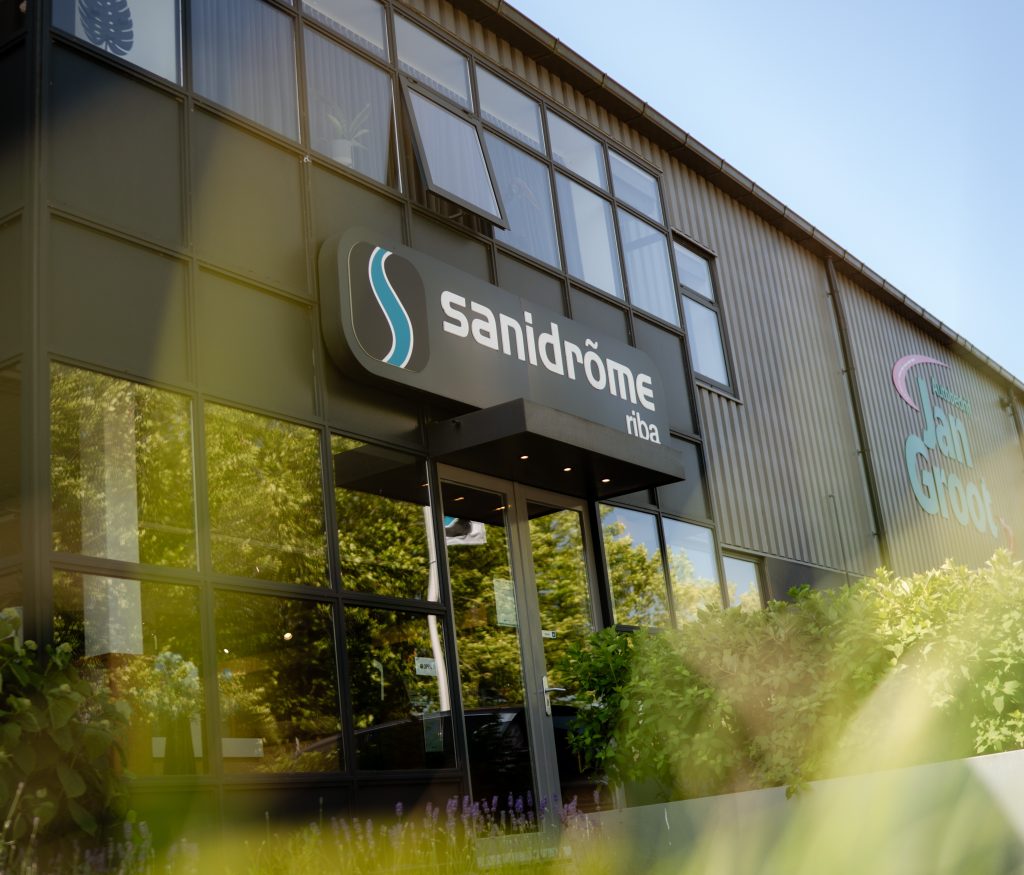 Vooraanzicht van Sanidrõme Riba in Wormer met entree en gevelbord