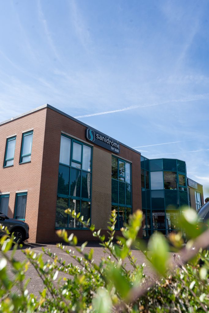 Voorgevel van Sanidrõme Ter Laak in Noordwijkerhout – badkamershowroom en installatiebedrijf