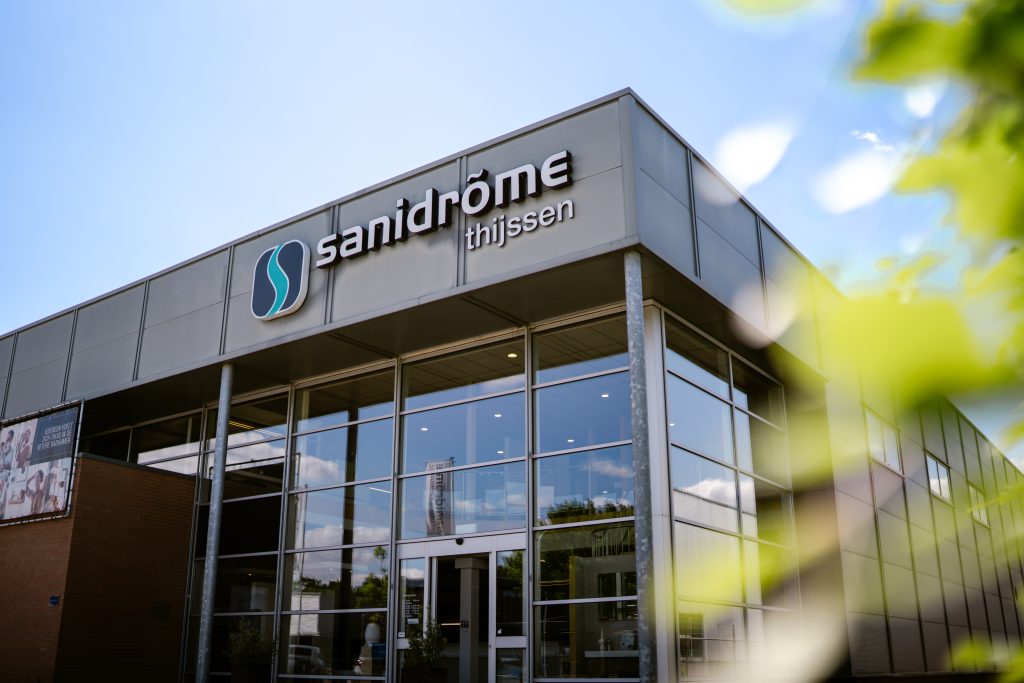 Vooraanzicht van Sanidrome Thijssen in Deurne – moderne badkamershowroom met glazen gevel.