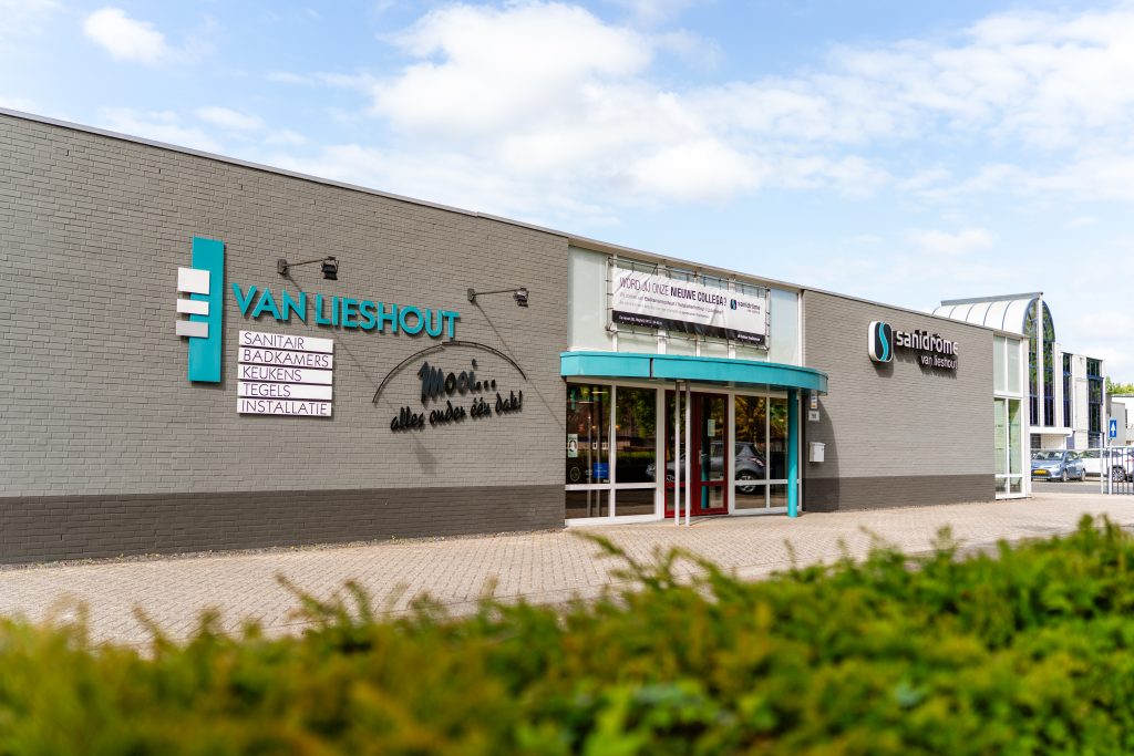 Vooraanzicht van Sanidrõme Van Lieshout in Veghel – showroom voor badkamers, sanitair, keukens en tegels