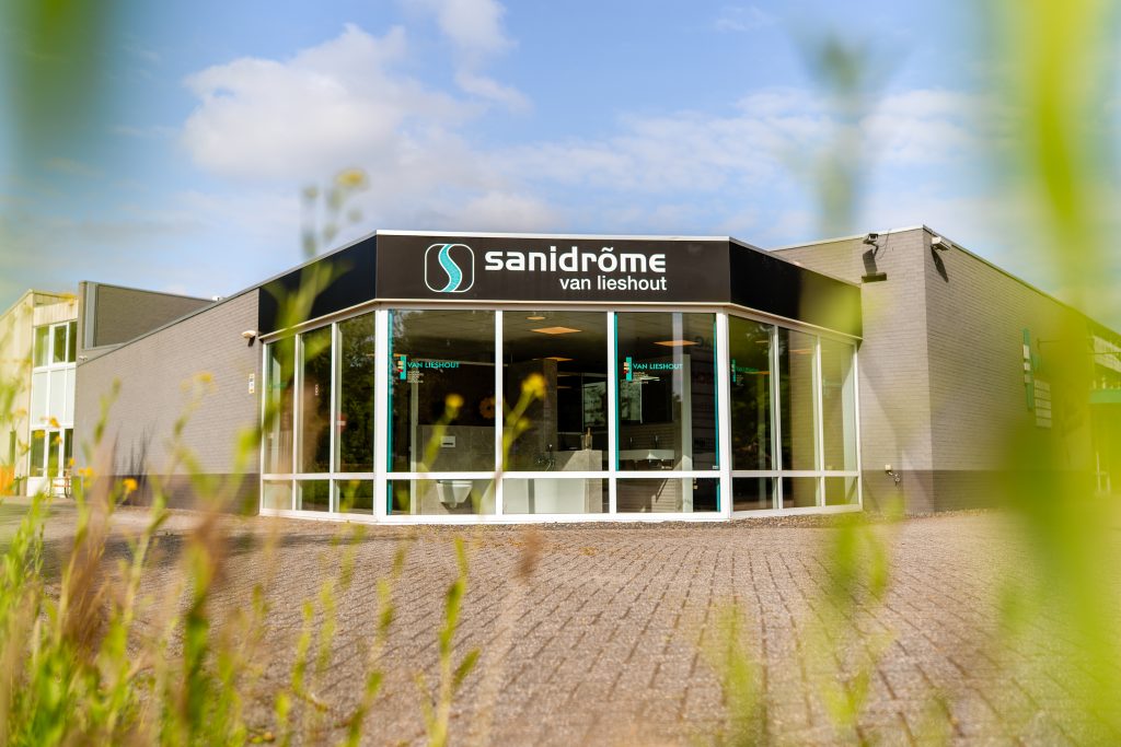 Sanidrõme Van Lieshout showroom in Veghel – gevelaanzicht van de badkamerspeciaalzaak met grote glazen pui.