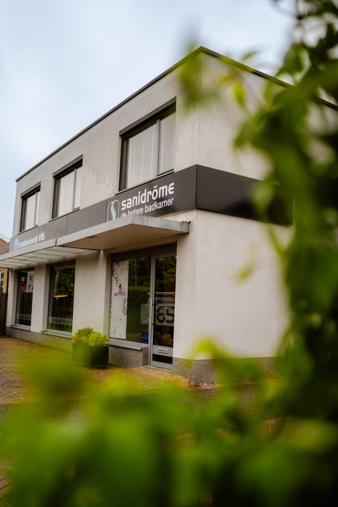 Vooraanzicht van de Sanidrõme Vis badkamershowroom in De Lier