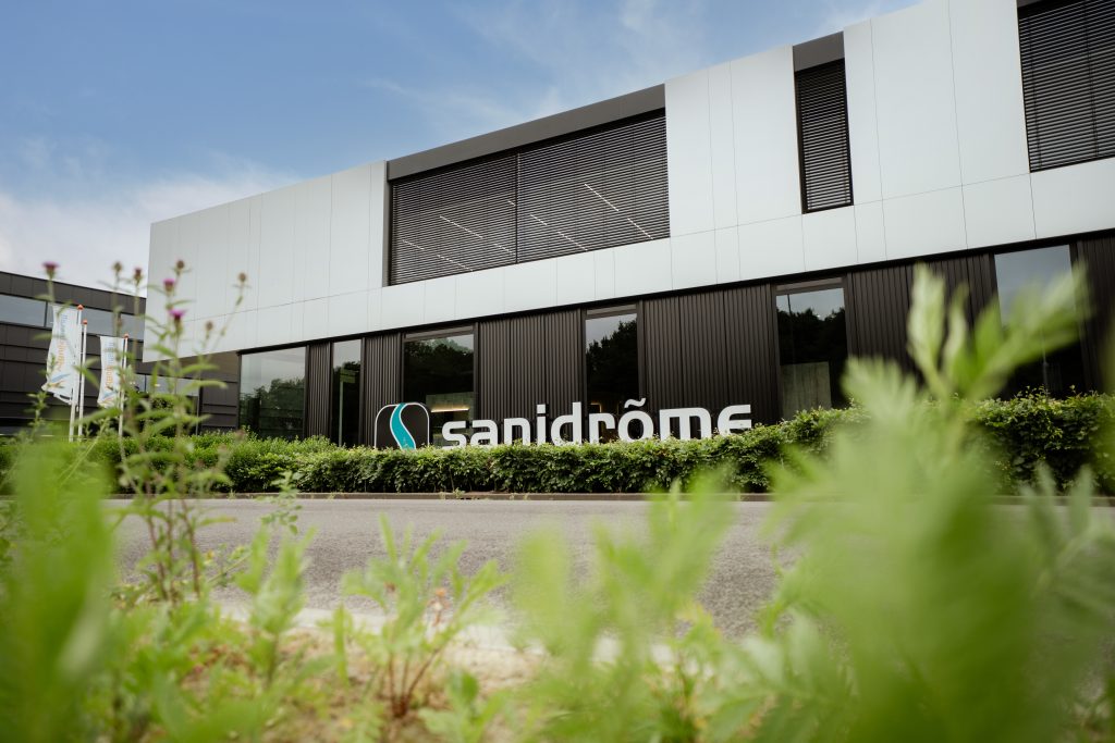 Vooraanzicht van de Sanidrõme badkamershowroom in Breda, gevestigd op de woonboulevard.