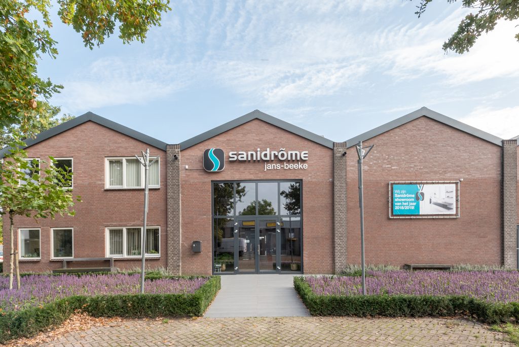 Vooraanzicht van Sanidrome Jans Beeke in Gemert – showroom en installatiebedrijf voor complete badkamers.