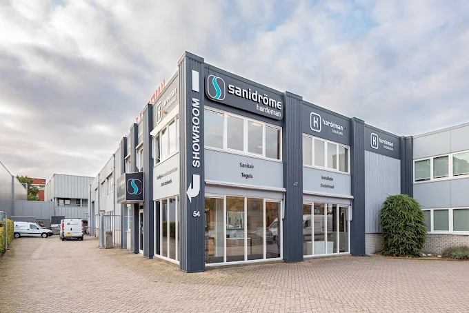 Voorgevel van Sanidrõme Hardeman in Veenendaal met showroomentree en bedrijfslogo