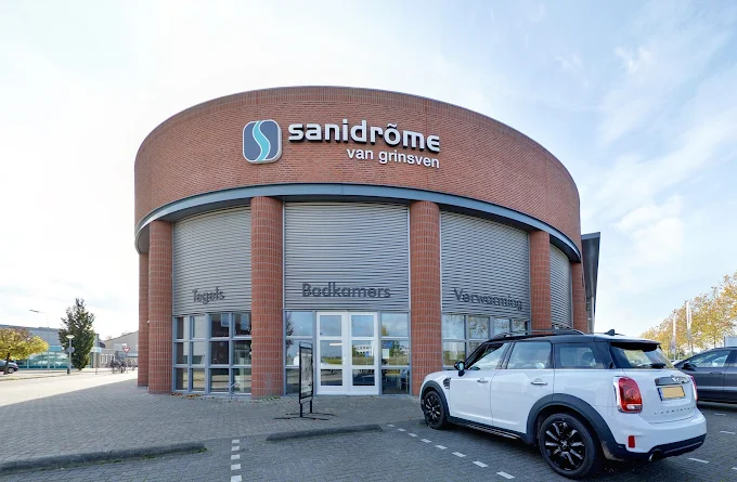 Vooraanzicht van Sanidrõme Van Grinsven in Rosmalen met showroom voor badkamers, tegels en verwarming.