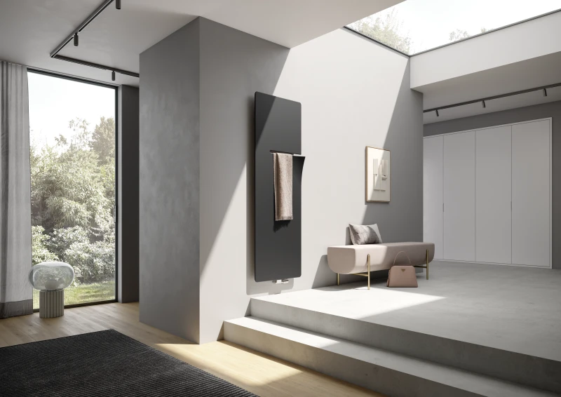 Zwarte Vasco Ineo elektrische radiator als designstatement in moderne hal