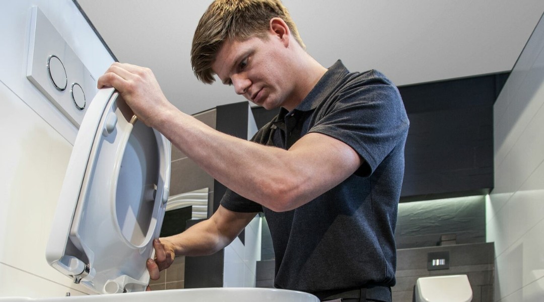 Badkamer installateur monteert toiletzitting – Vacature badkamer installateur bij Sanidrome