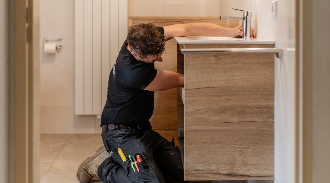 Installateur badkamermeubel en wastafel installeren – Vacature badkamer installateur Sanidrome