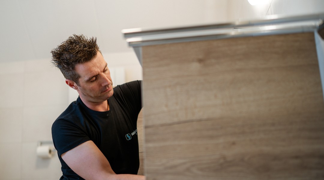 Sanidrome installateur sluit badkamermeubel aan – Vacature badkamer installateur