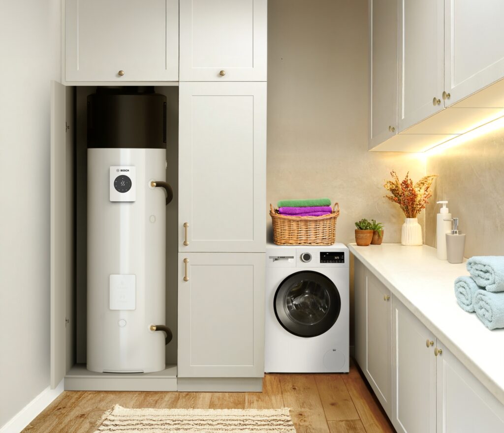 Compacte Nefit Bosch warmtepompboiler in kastopstelling bijkeuken