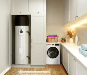 Compacte Nefit Bosch warmtepompboiler in kastopstelling bijkeuken