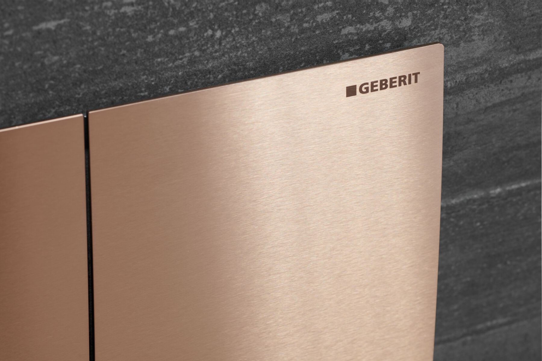2023Sigma70stainlesssteelredgoldclose-up-geberit_dam-media-large